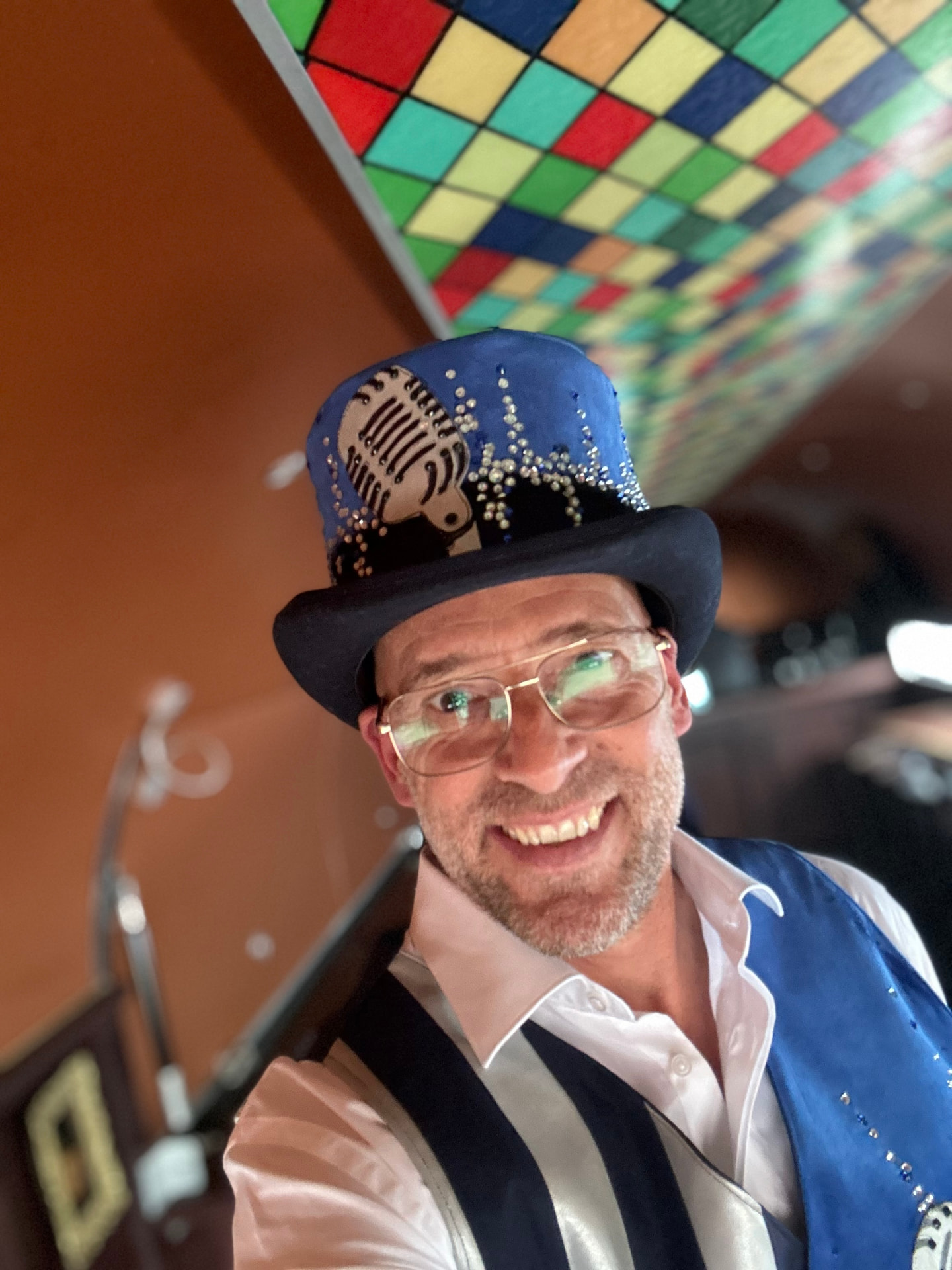 Armand als live zanger en host in de Karafan
